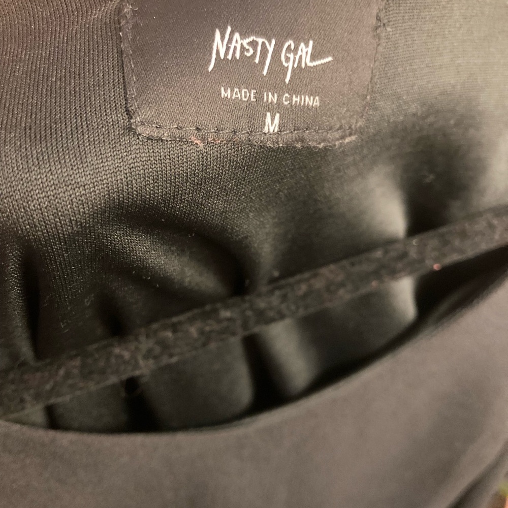 Nasty Gal Médium Cape Dress.